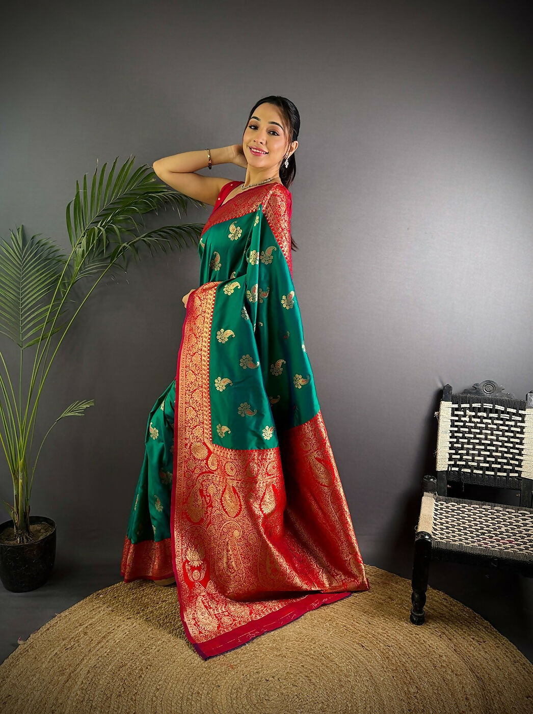 Joban Fashion Banarasi Green Woven Butti Soft Silk Saree | Swadesiicart