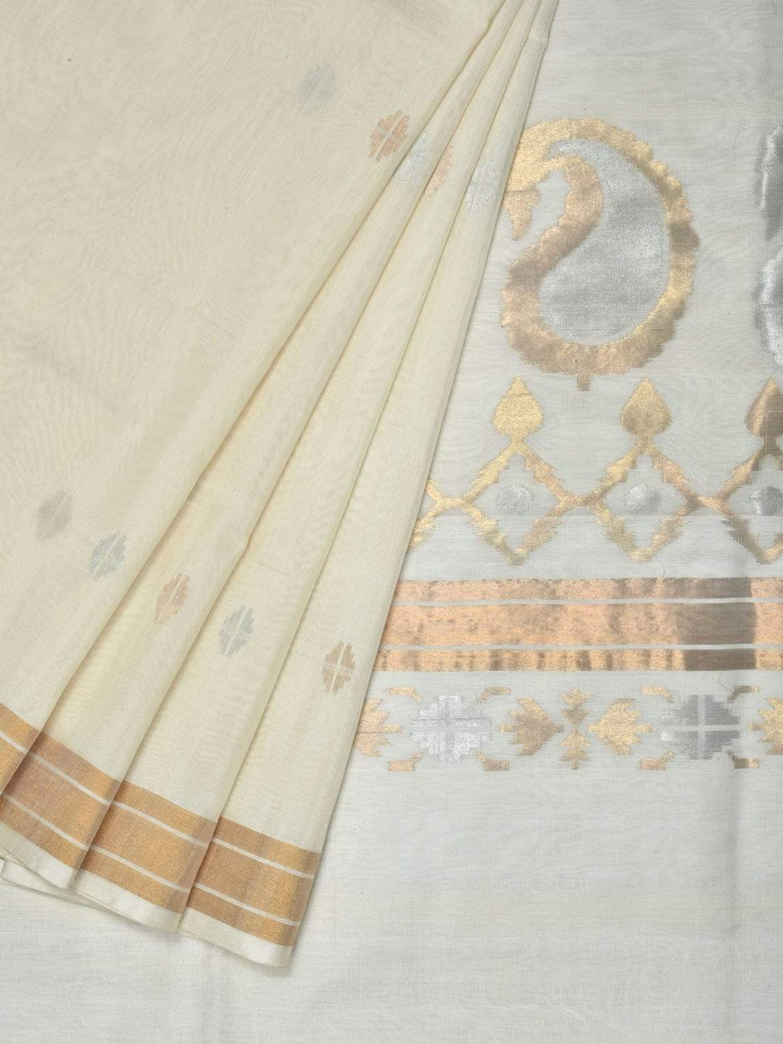 White Uppada Cotton Handloom Saree with Mango Design Pallu - Global Threads | Swadesiicart