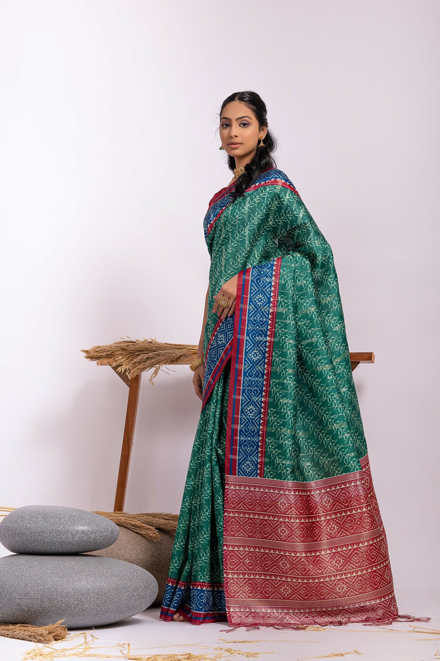 Vishnu Weaves Women's Green Soft Tussar Silk Zari Woven Saree with Blouse - Swadesiicart