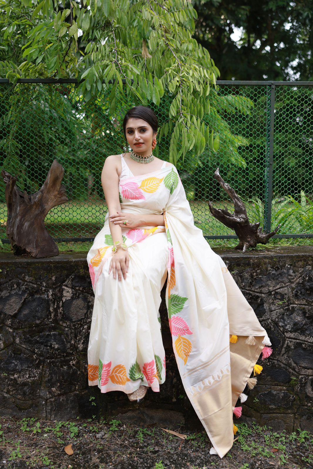 White Pure Silk Woven Design Saree with Unstitched Blouse - Hiral Fashion | Swadesiicart