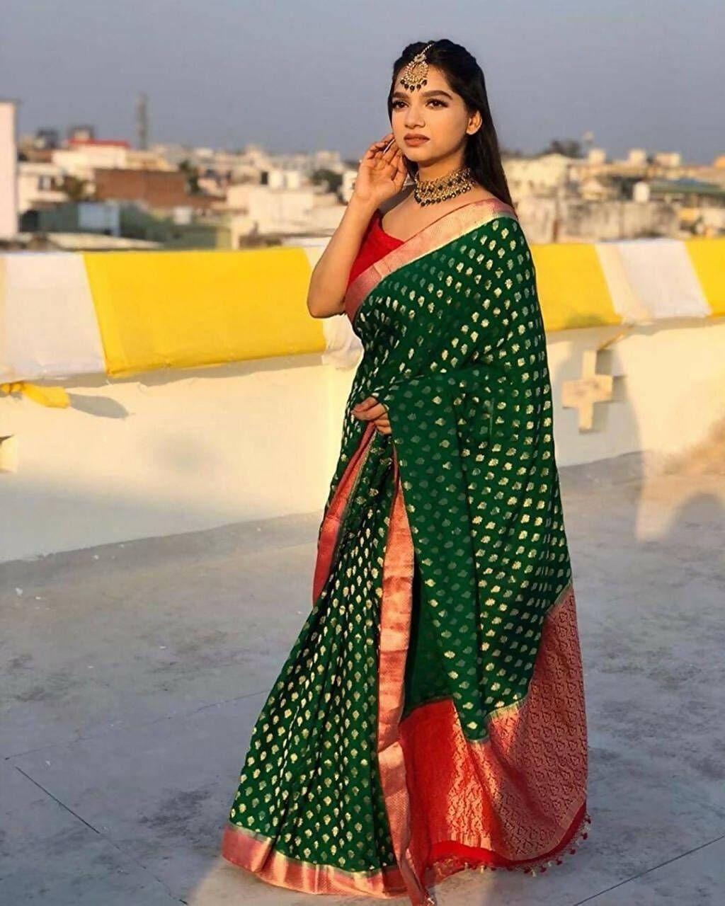 DEIANA'S Beautiful Designer Golden zari Soft Lichi Silk Saree - Green - Swadesiicart