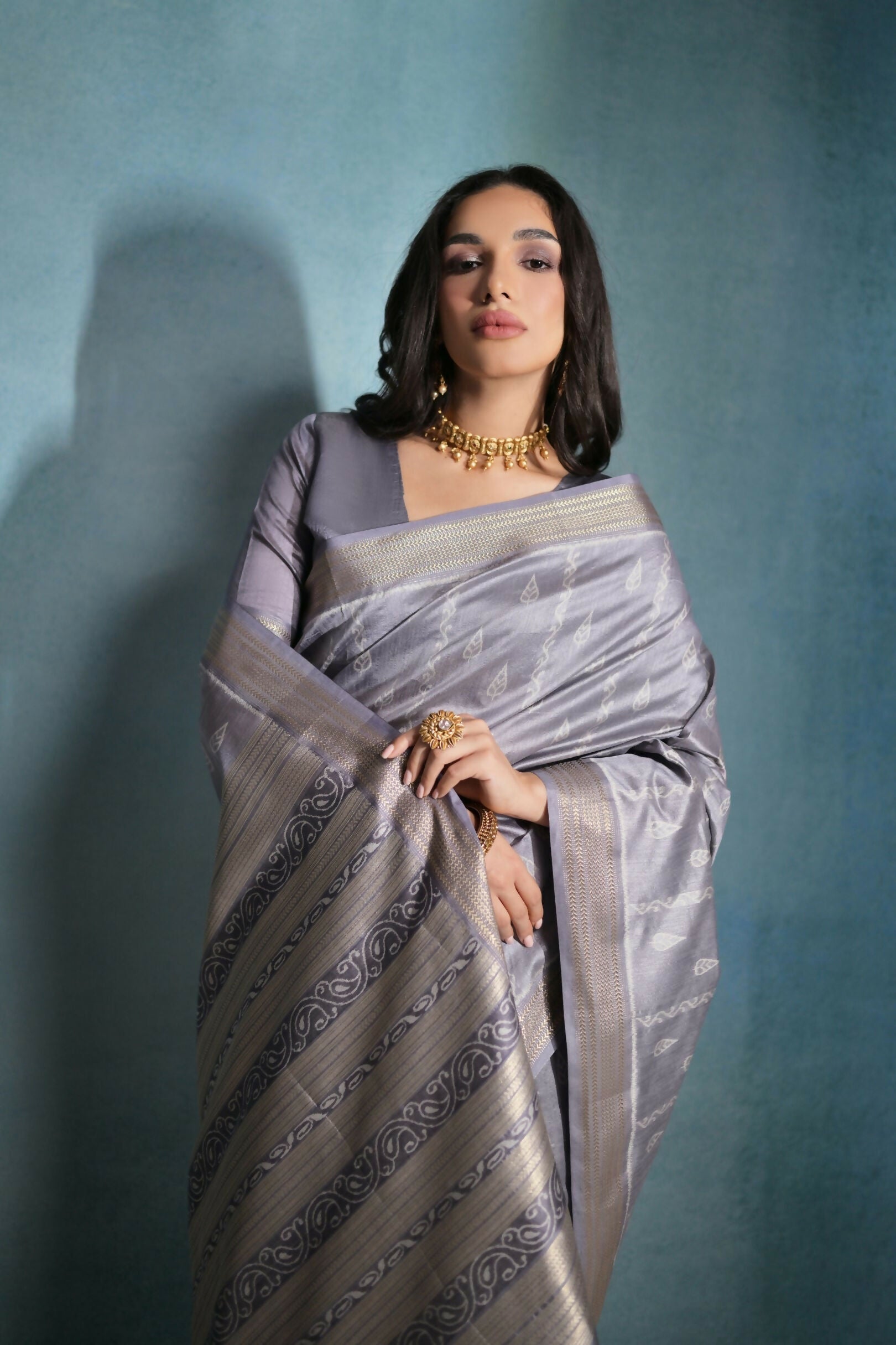 Vishnu Weaves Women's Grey Raw Silk Zari Woven Saree with Blouse - Swadesiicart
