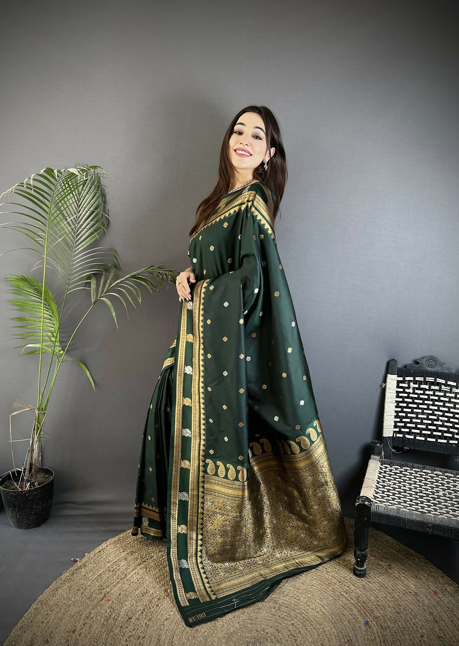 Joban Fashion Dark Green Banarasi Soft Silk Woven Saree | Swadesiicart