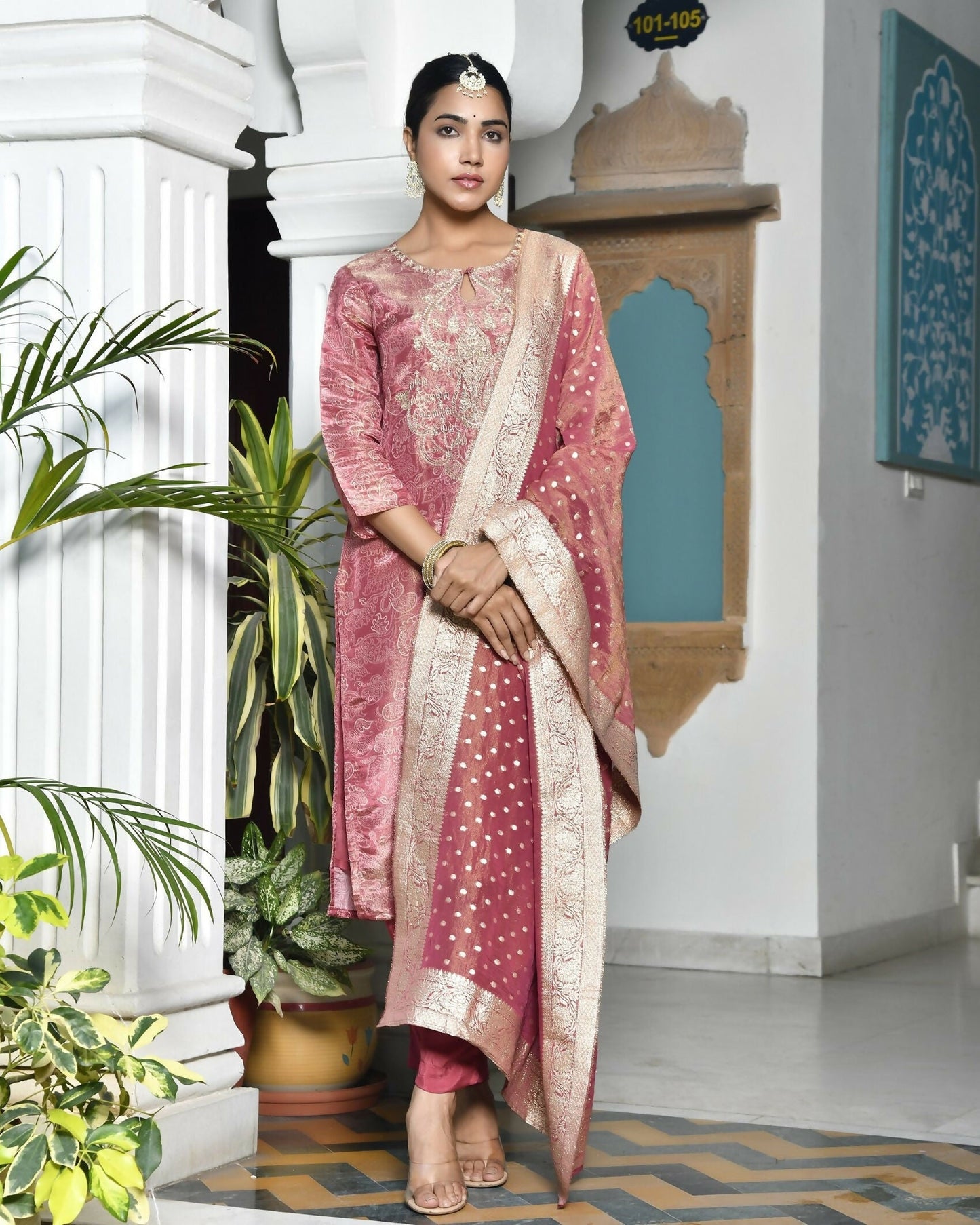 Vaasva Women's Digital Printed Tissue Suit Set With Solid Pant & Brocade Dupatta | Swadesiicart