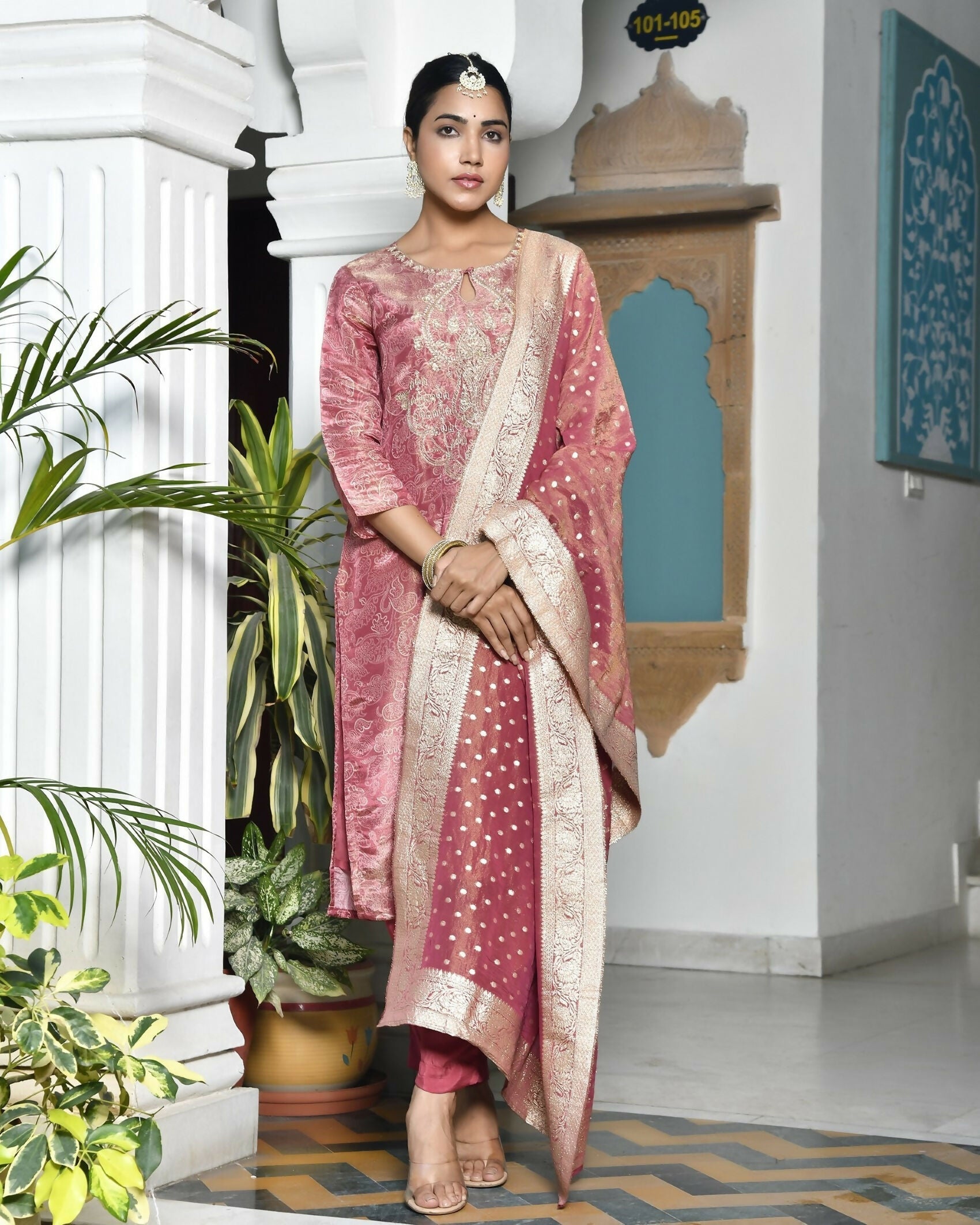 Vaasva Women's Digital Printed Tissue Suit Set With Solid Pant & Brocade Dupatta | Swadesiicart