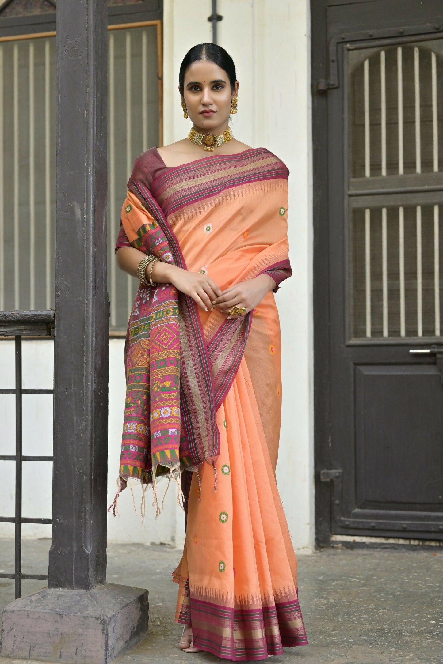 Vishnu Weaves Women's Orange Handloom Raw Silk Saree with Blouse - Swadesiicart
