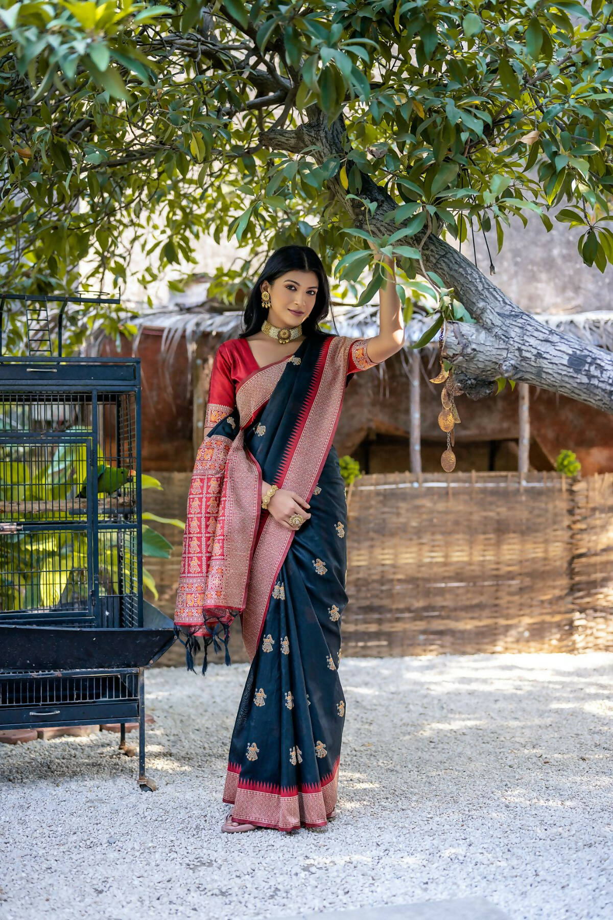 Vishnu Weaves Women's Black Tussar Silk Zari Woven Saree with Blouse - Swadesiicart