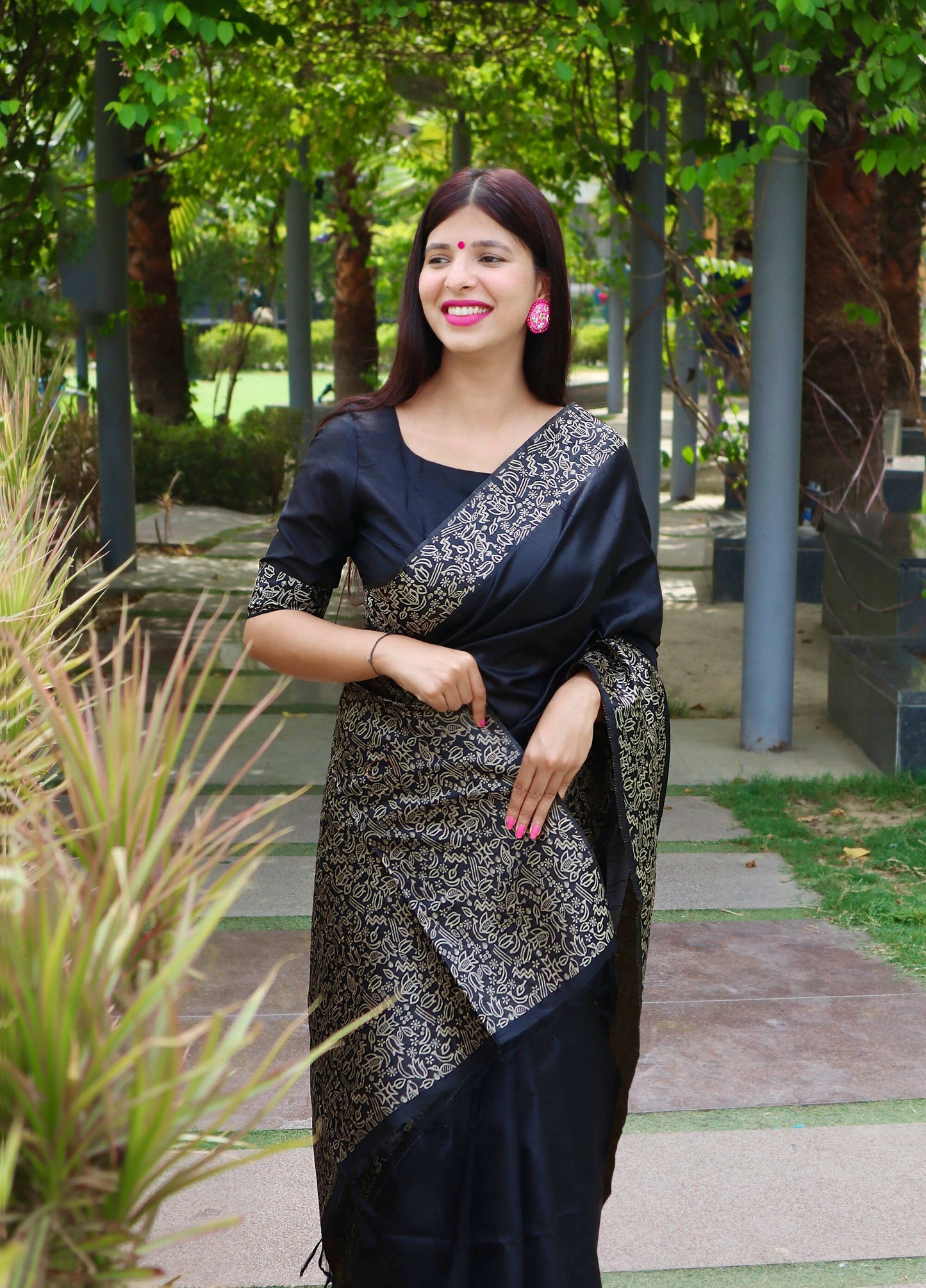 Vishnu Weaves Women's Black Handloom Raw Silk Woven Border Saree with Unstitched Blouse - Swadesiicart