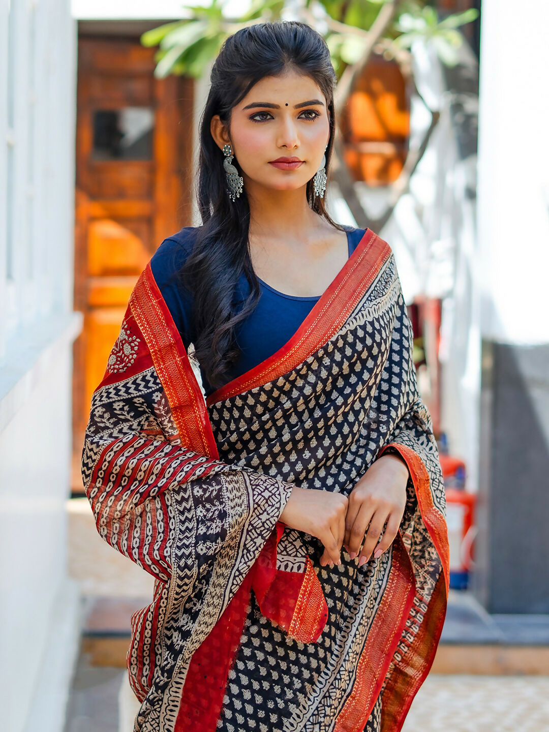 Zibaa Hand-Blocked Pure Maheshwari Silk Navy Blue Saree | Swadesiicart