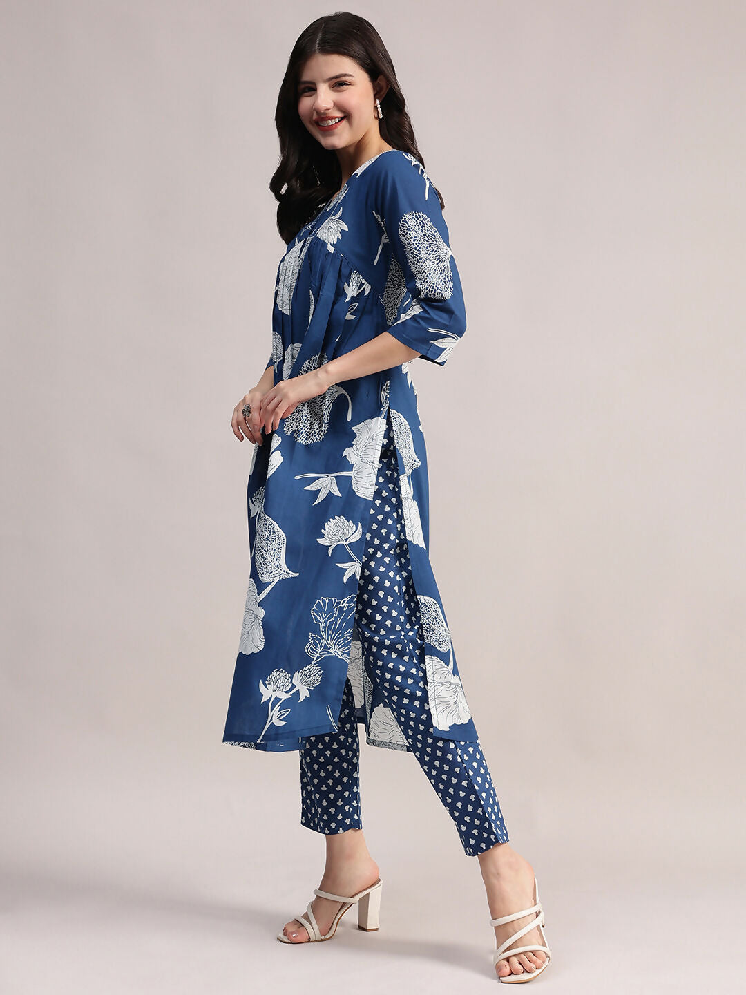 Aavyora Women's Blue Floral Printed Cotton Kurta with Trouser - Swadesiicart