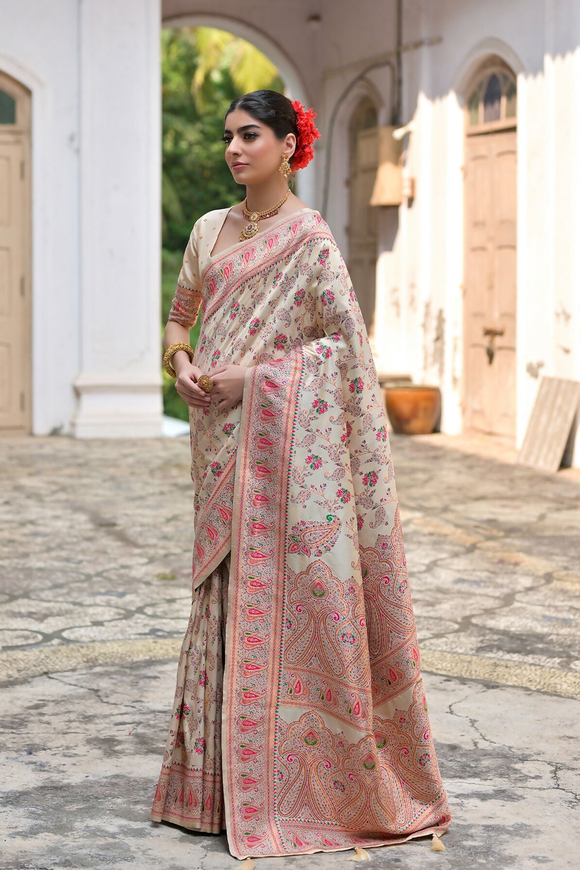 Vishnu Weaves Women's Cream Silk Woven Saree with Blouse - Swadesiicart